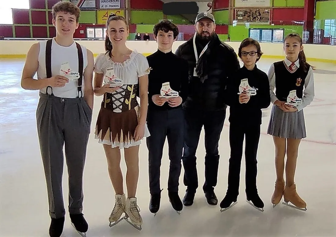 Des jeunes patineurs de la section artistique de Dijon avec leur entraîneur, Régis Gourjeandé